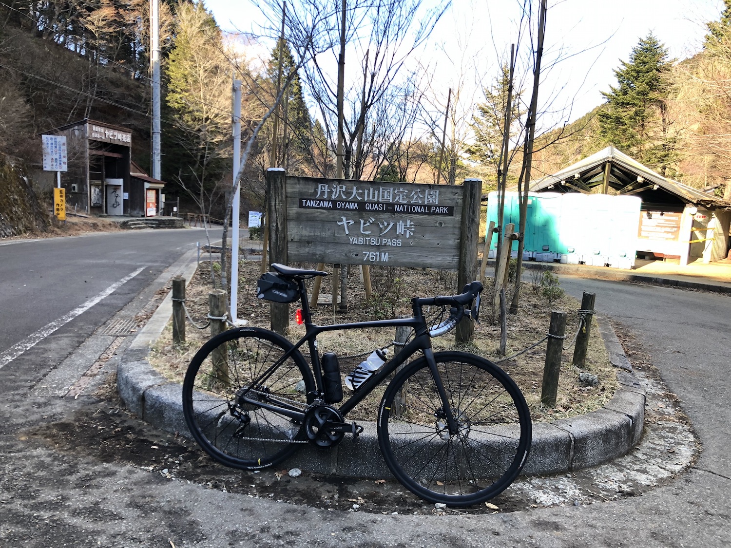 ヤビツ峠の看板。