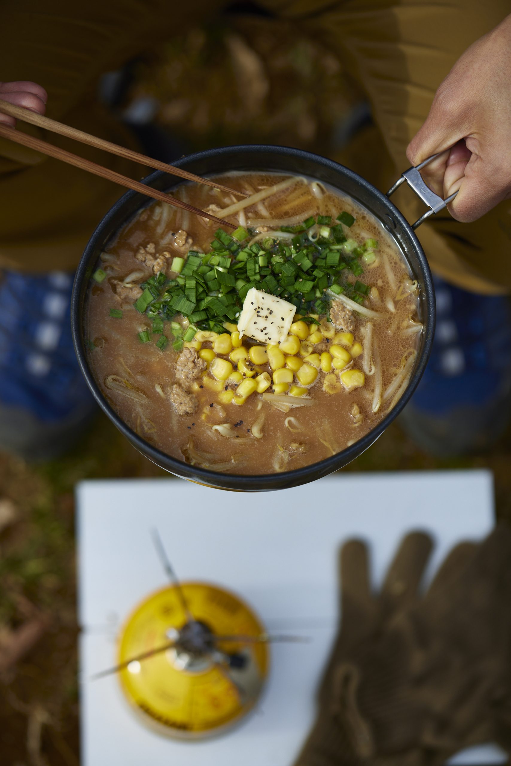 フライパンに「もやしのみそラーメンスープ」が入っている。