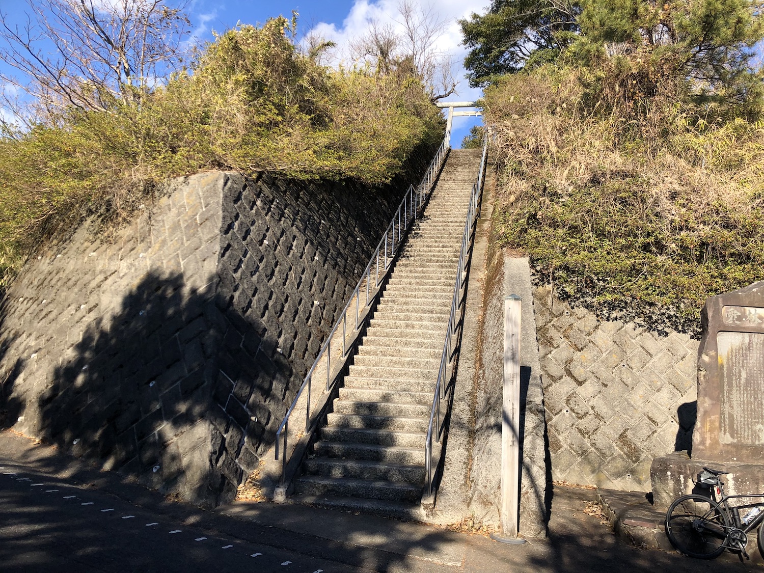 途中で現れる「浅間神社」へ続く階段。