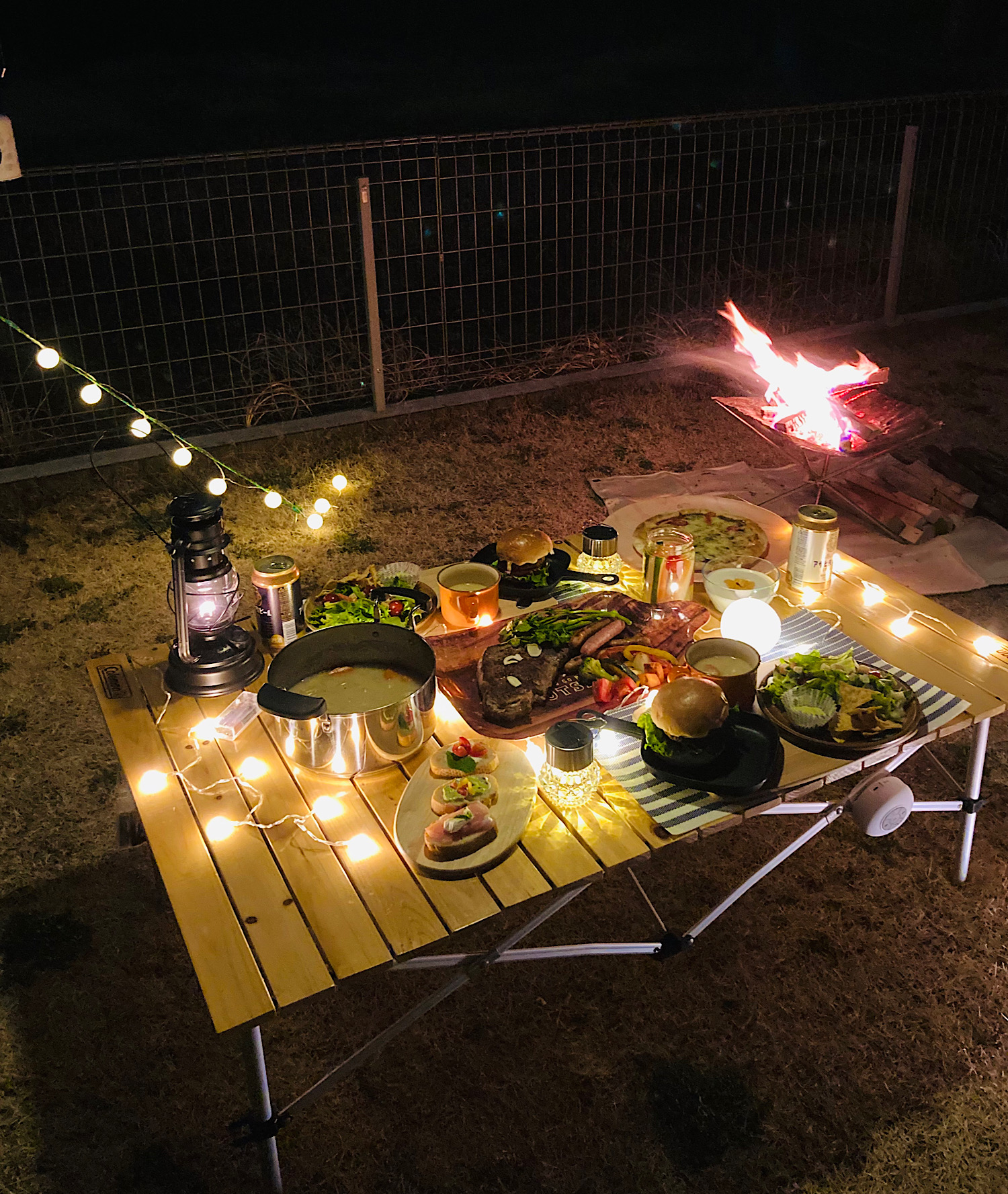 100均グッズを使って飾られた食卓の全体図