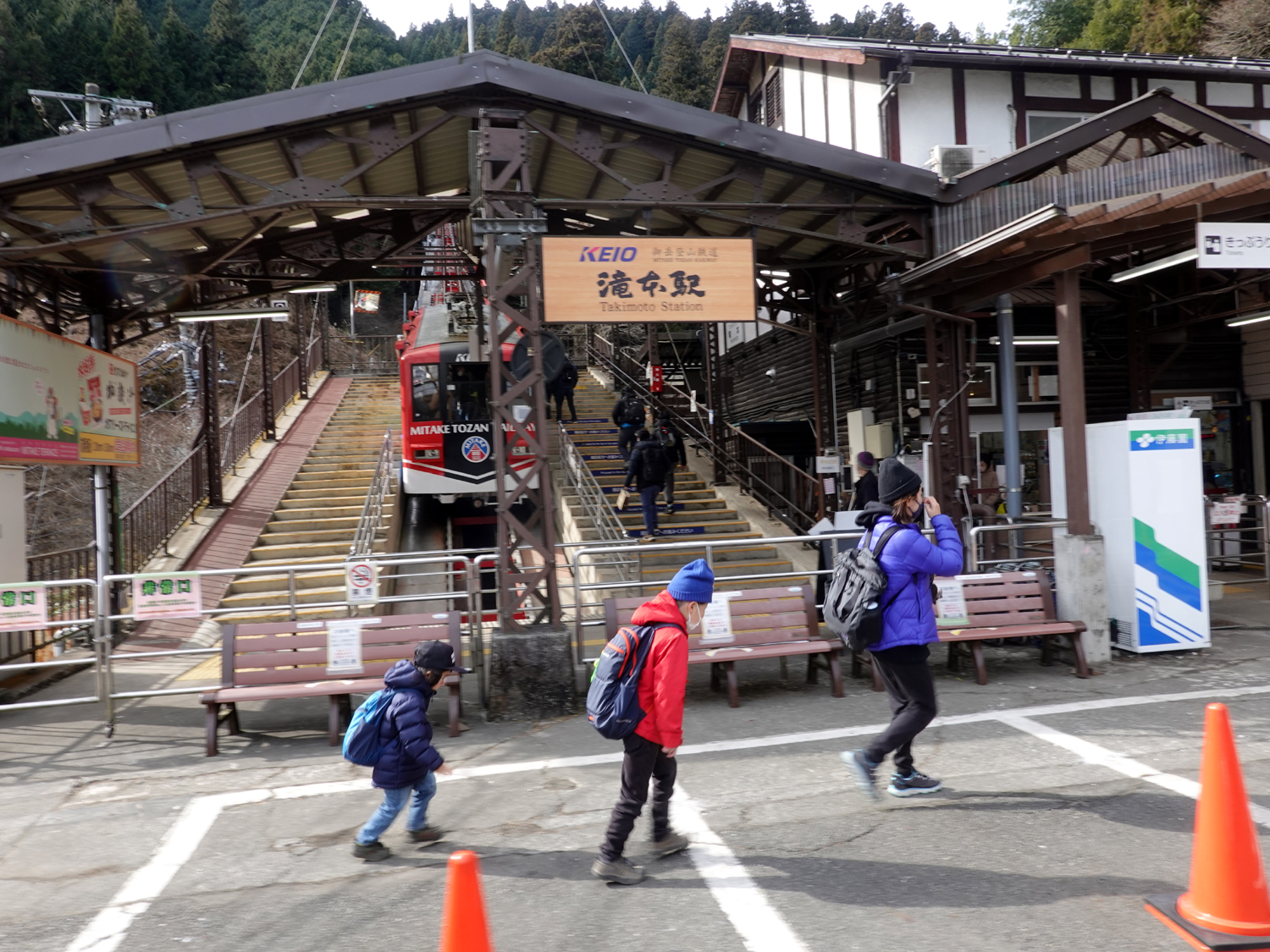 滝本駅というケーブルカー乗り場