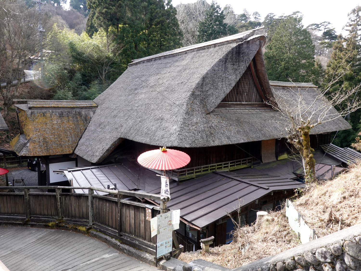 かやぶき屋根の宿坊兼甘味処