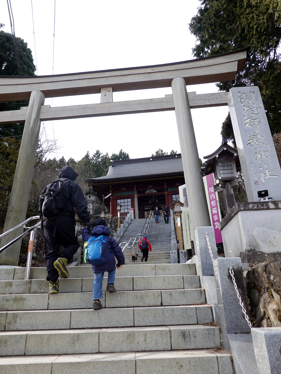 急斜面の石段。330段あります！