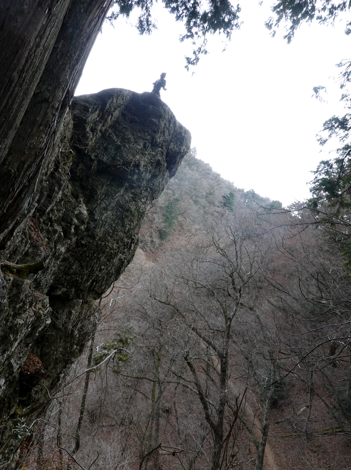 岩の上にある石像