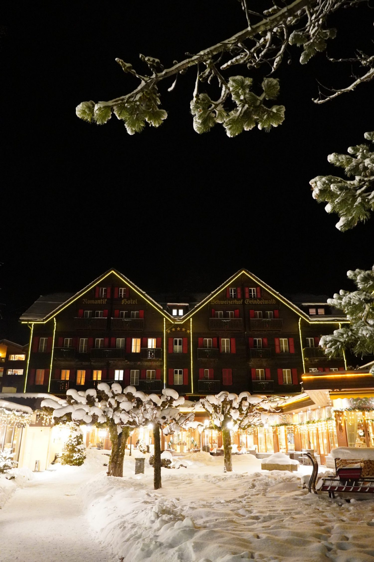 雪とホテルの光が美しいロマンティックホテル・シュヴァイツァーホフ
