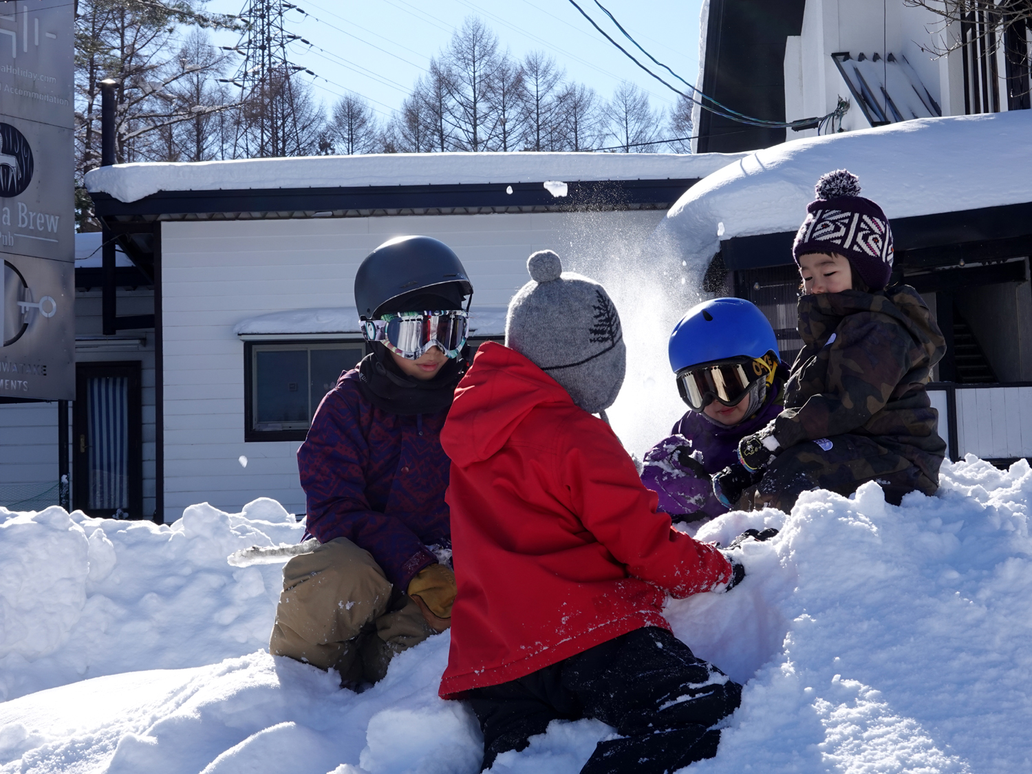 雪遊びをする子供たち