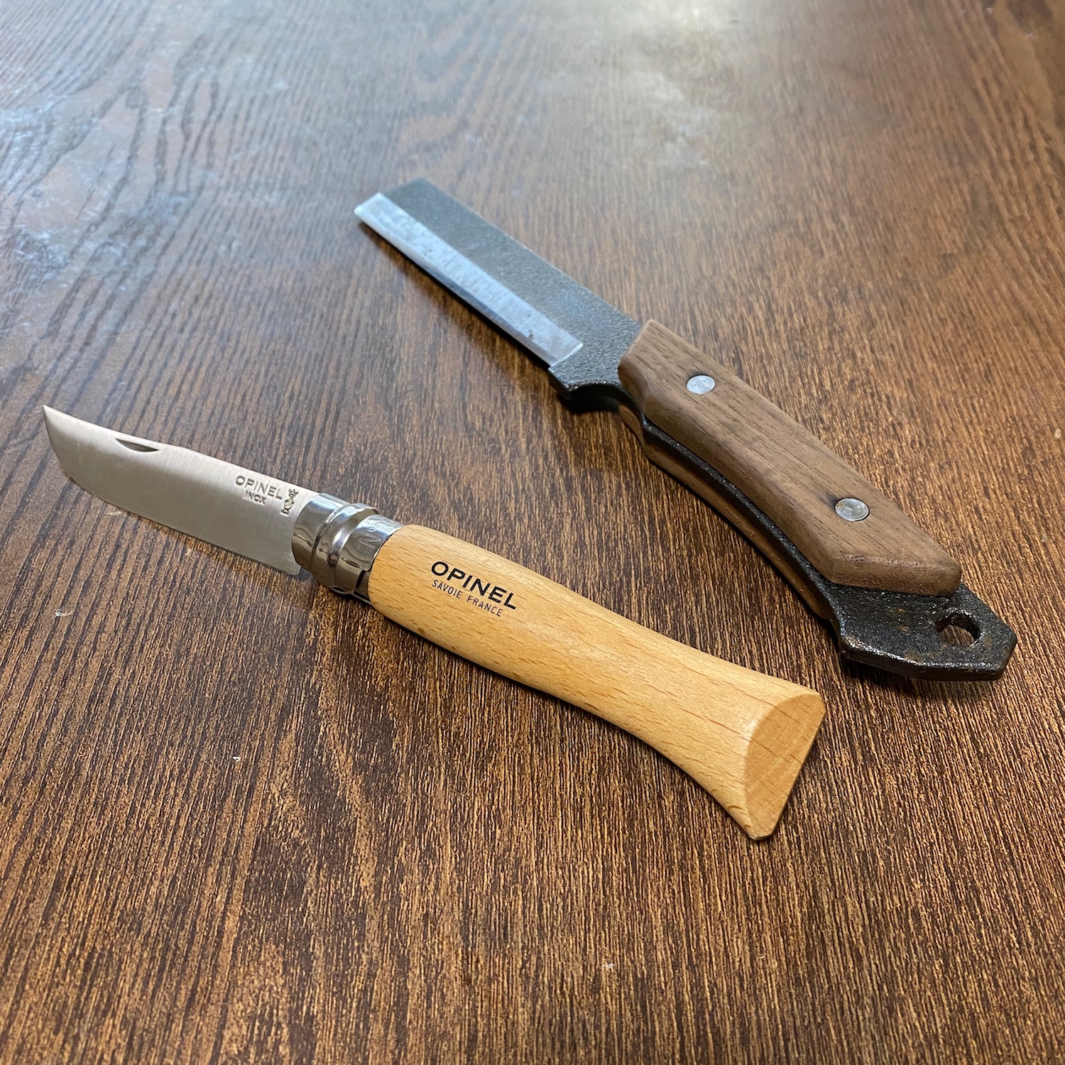 調理用と薪割り用ナイフ