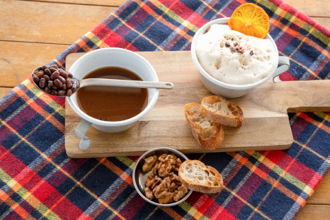 「カカオしるこ」とくるみ、パン