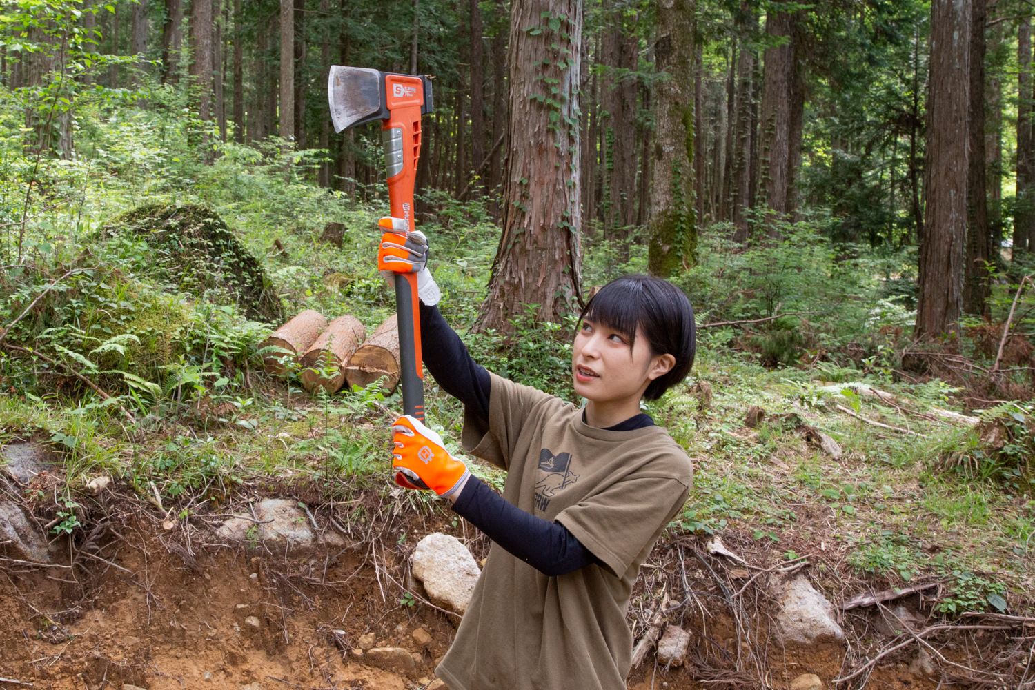 両手で斧を持ちかまえるかほなん