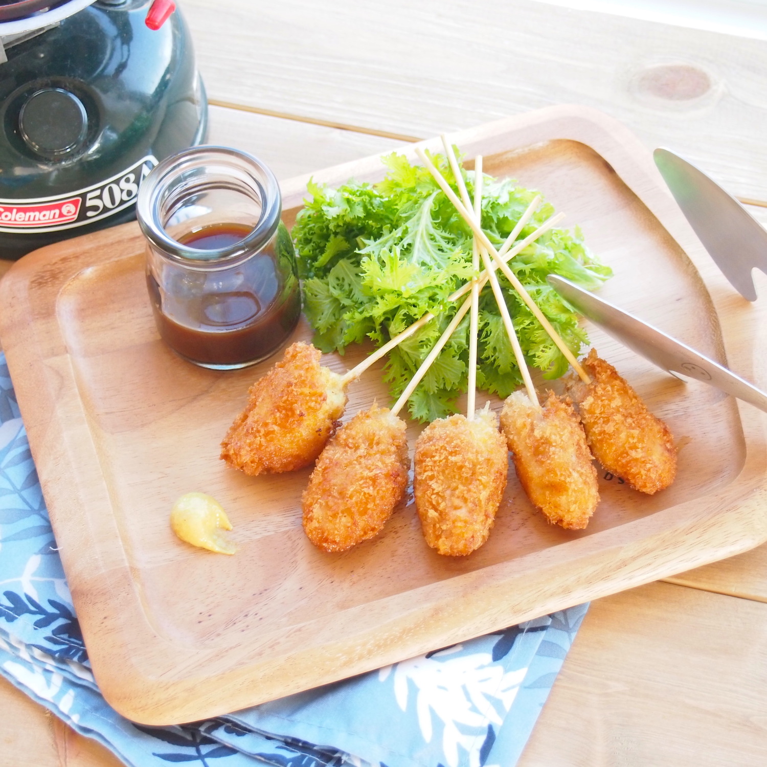 串カツを盛り付ける