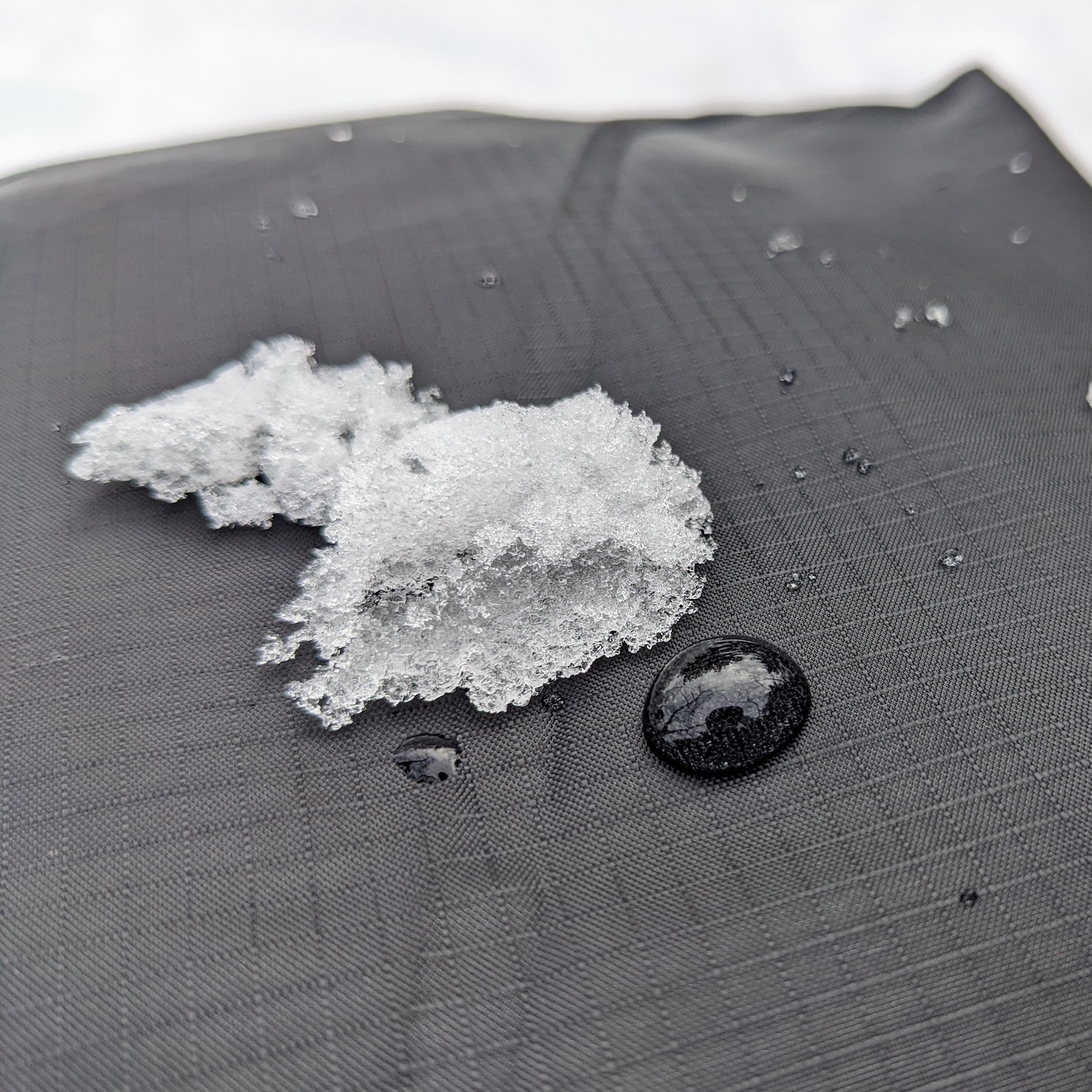 生地の上に雪と水が乗っている