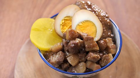 キャンプで世界のごはん！ダッチオーブンで作る台湾魯肉飯（ルーローハン）