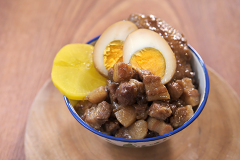 キャンプで世界のごはん！ダッチオーブンで作る台湾魯肉飯（ルーローハン）