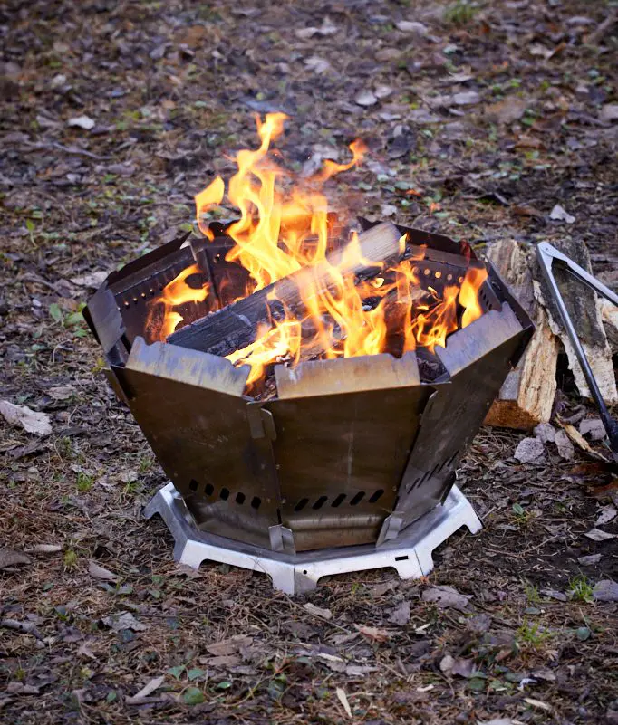 長くて太い薪でも簡単に燃える グッドな焚き火台がお望みなら この バッド をどうぞ 道具 ギア 買い物 Be Pal キャンプ アウトドア 自然派生活の情報源ビーパル