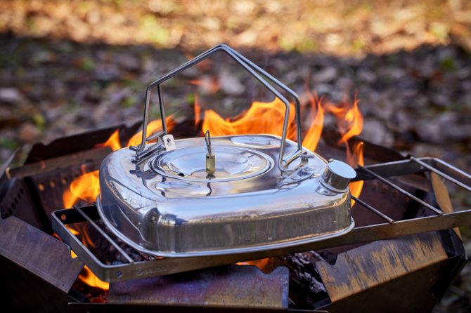 薄くて正方形! 史上もっとも収納しやすいヤカン。なおかつ美しい