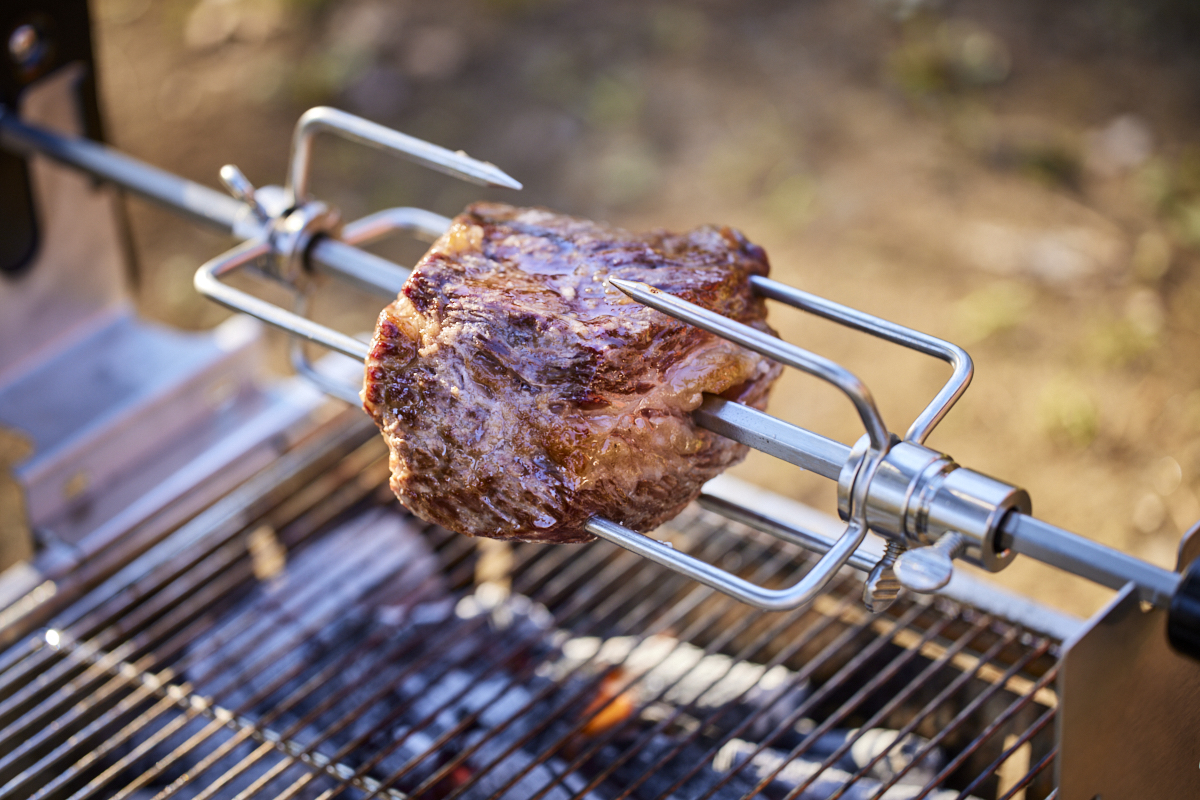 「パーフェクトグリル　ロティサリー」で肉を焼いている。