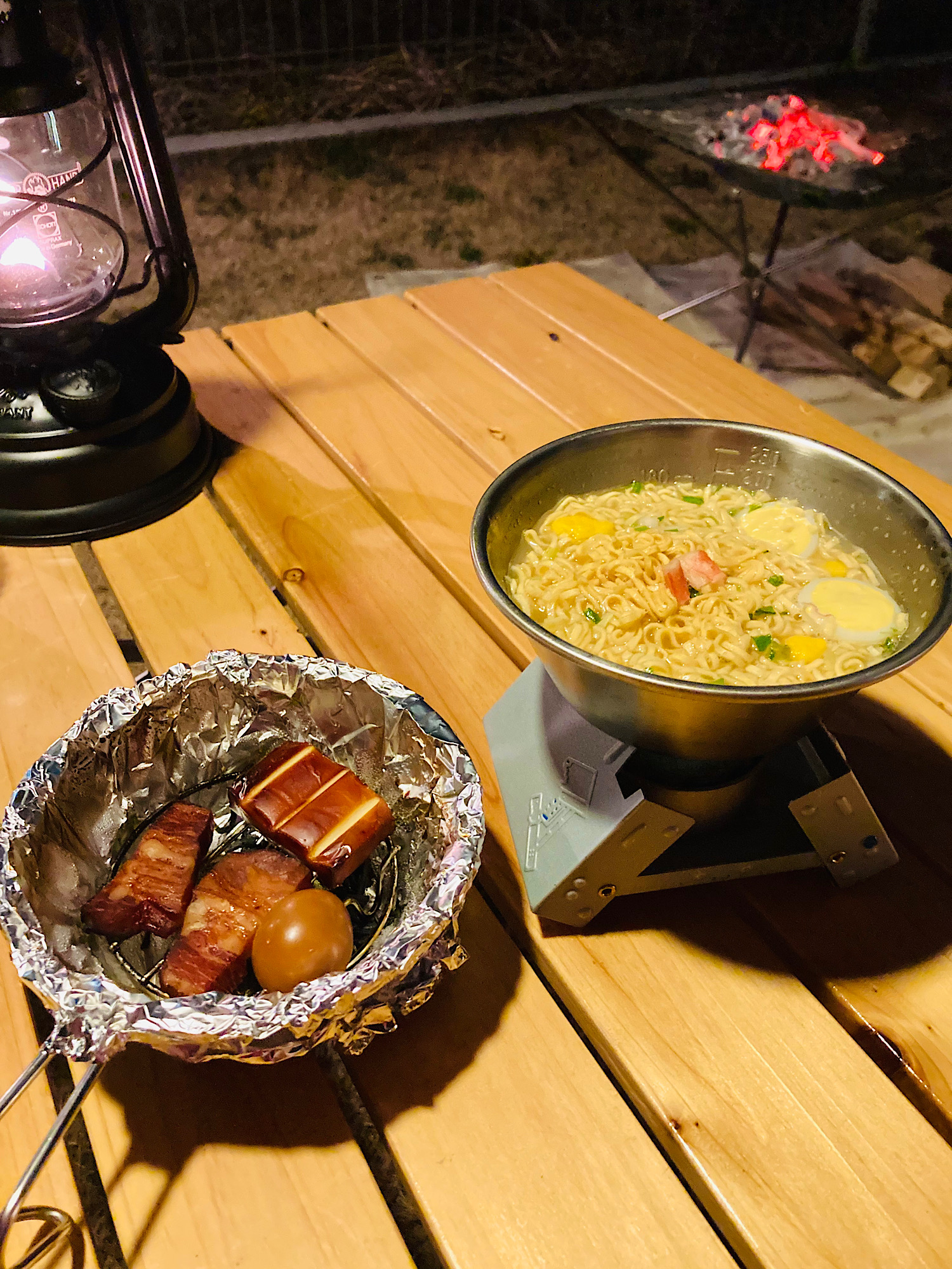 シェラカップで作った燻製とラーメン