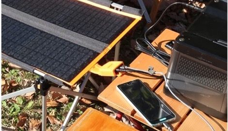 キャンプはもちろん災害時の予備電源にも使える！太陽光で発電するソーラー式の「ソーラーテーブル」