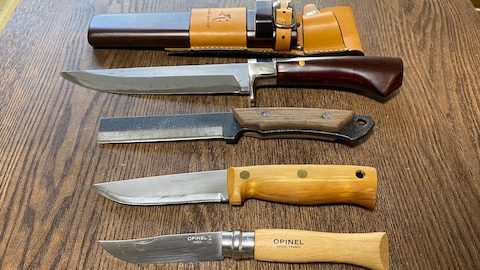 キャンプナイフと鉈、２本あると便利！「調理用」ナイフと「薪割り用」鉈を1本ずつ揃えるべき理由