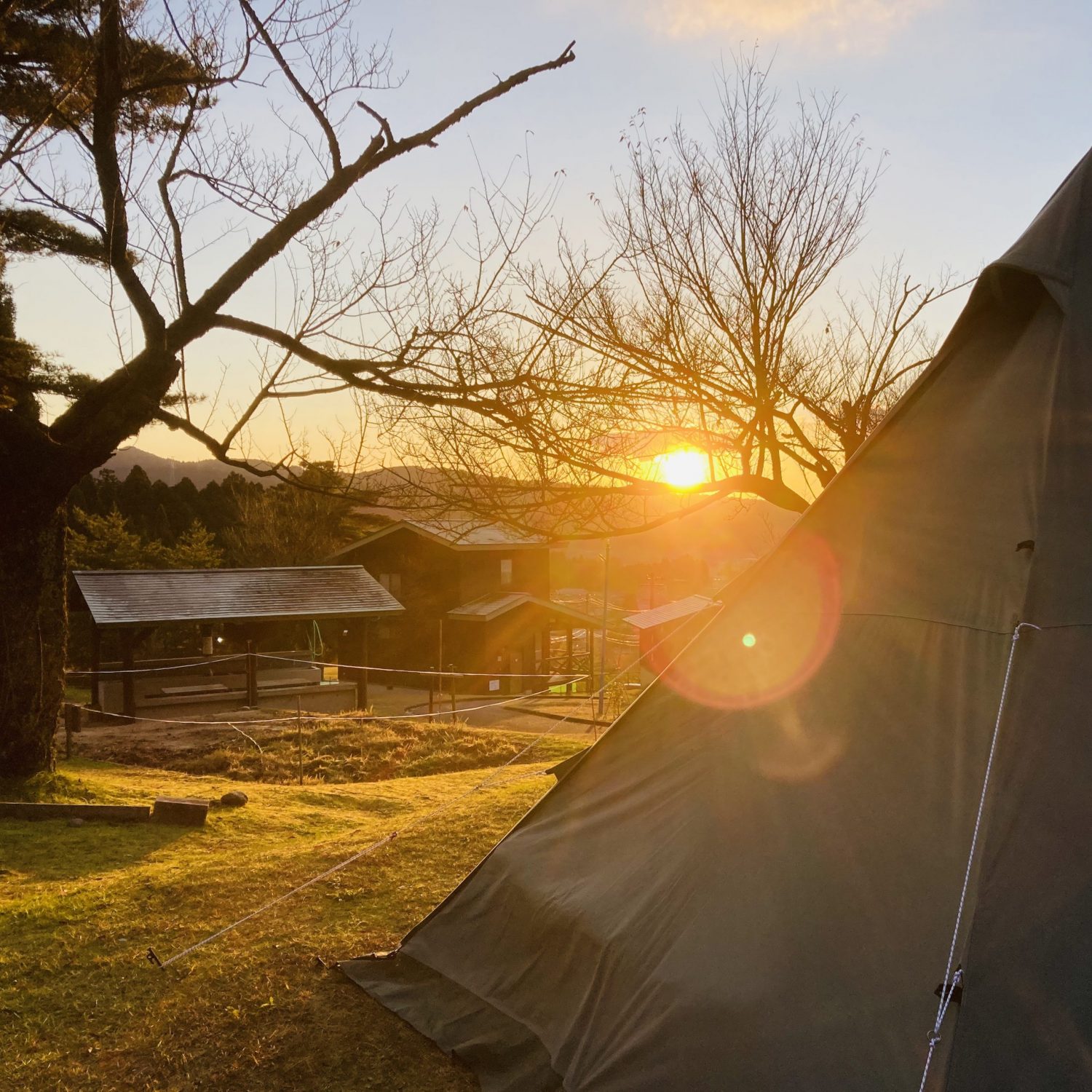 夕日をが見えるキャンプ場でテントを張っている