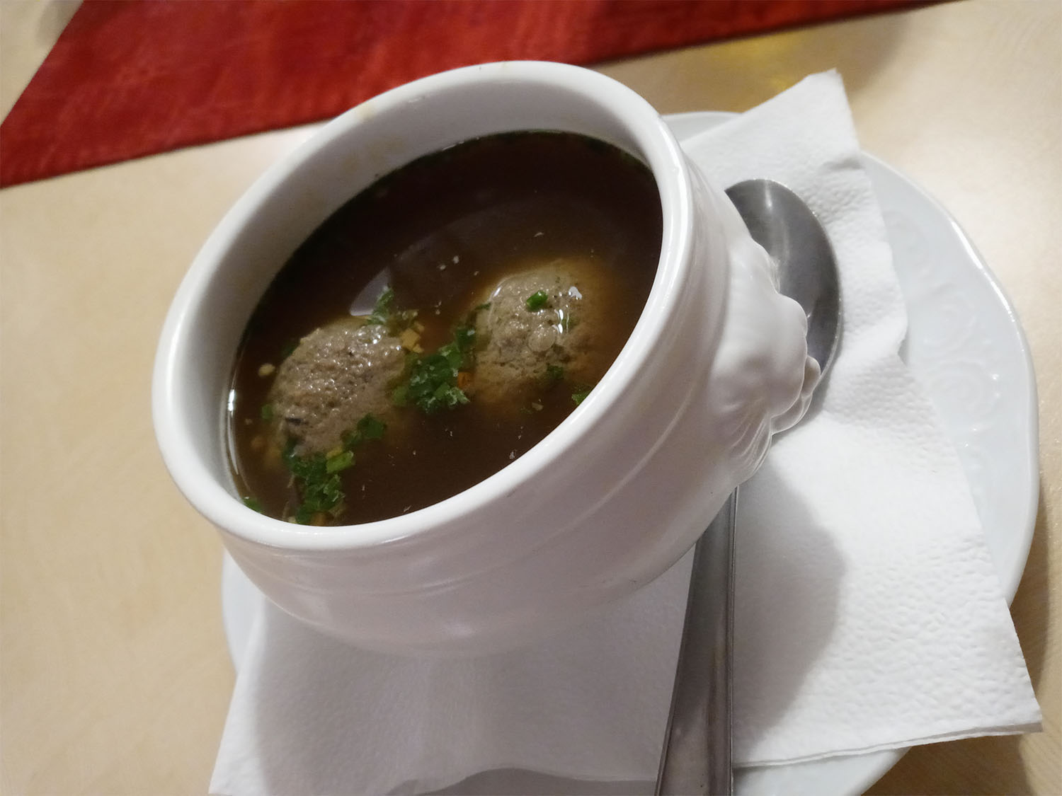 ドイツとオーストリアの名物、レバーの肉団子スープ