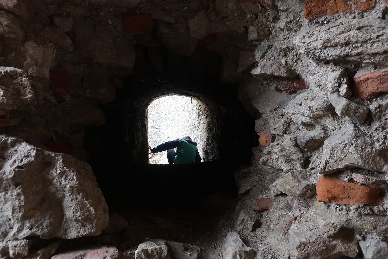 窓くらいの小さなトンネルの向こうに隠れた小学生