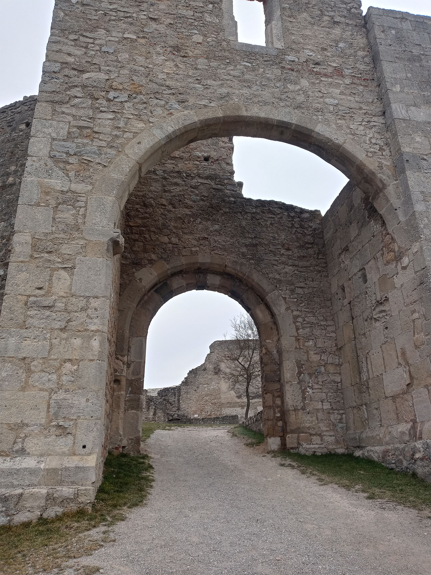 古城の入口にある大きなアーチが
