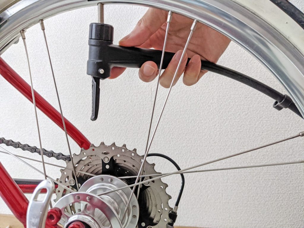 自転車のタイヤの空気入れ