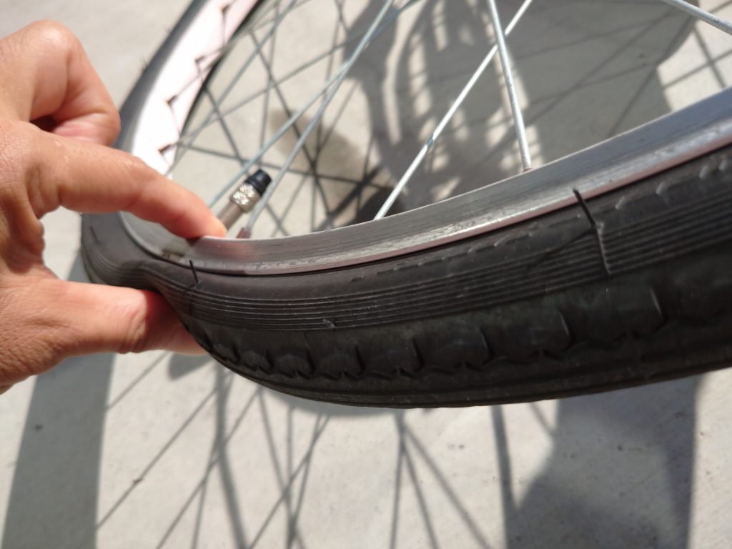 空気の抜けた自転車のタイヤ