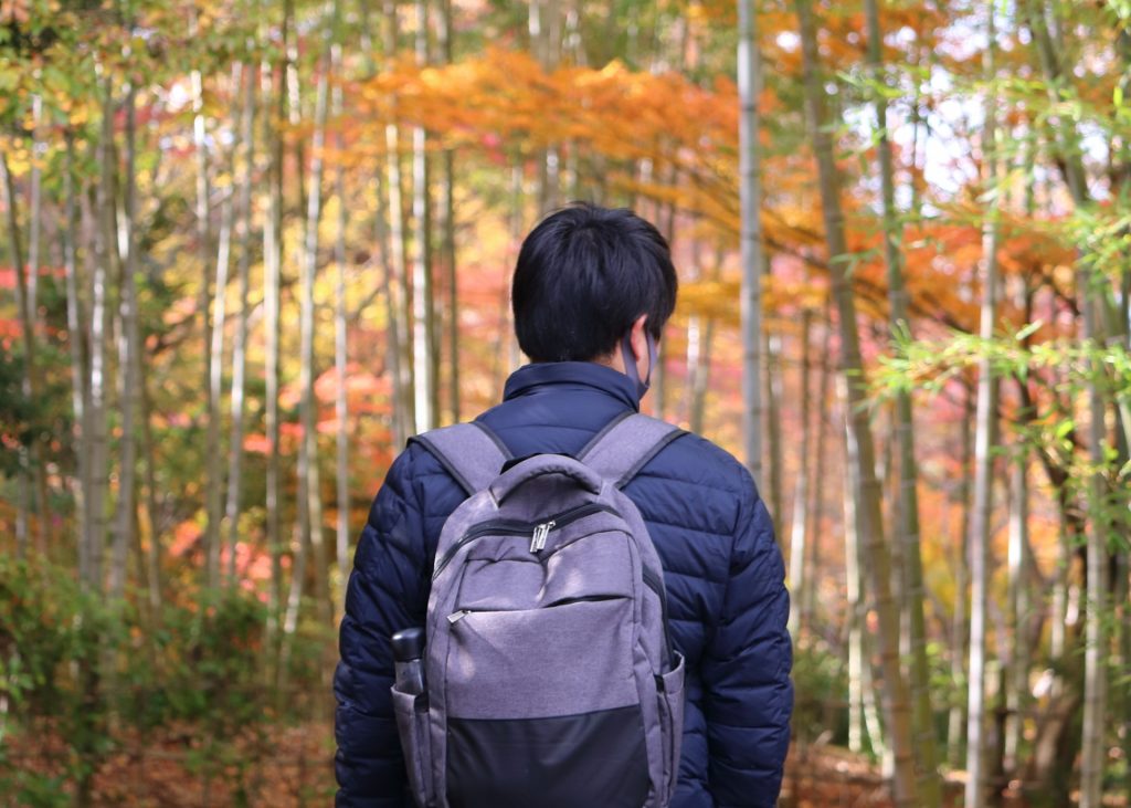 登山する男性とリュックサック