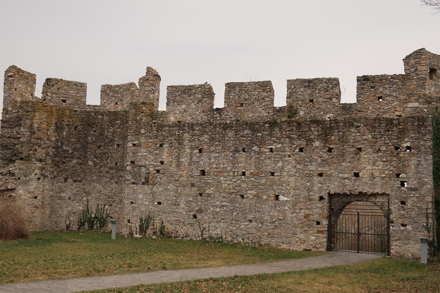 城の外壁に等間隔に四角い穴が空いている