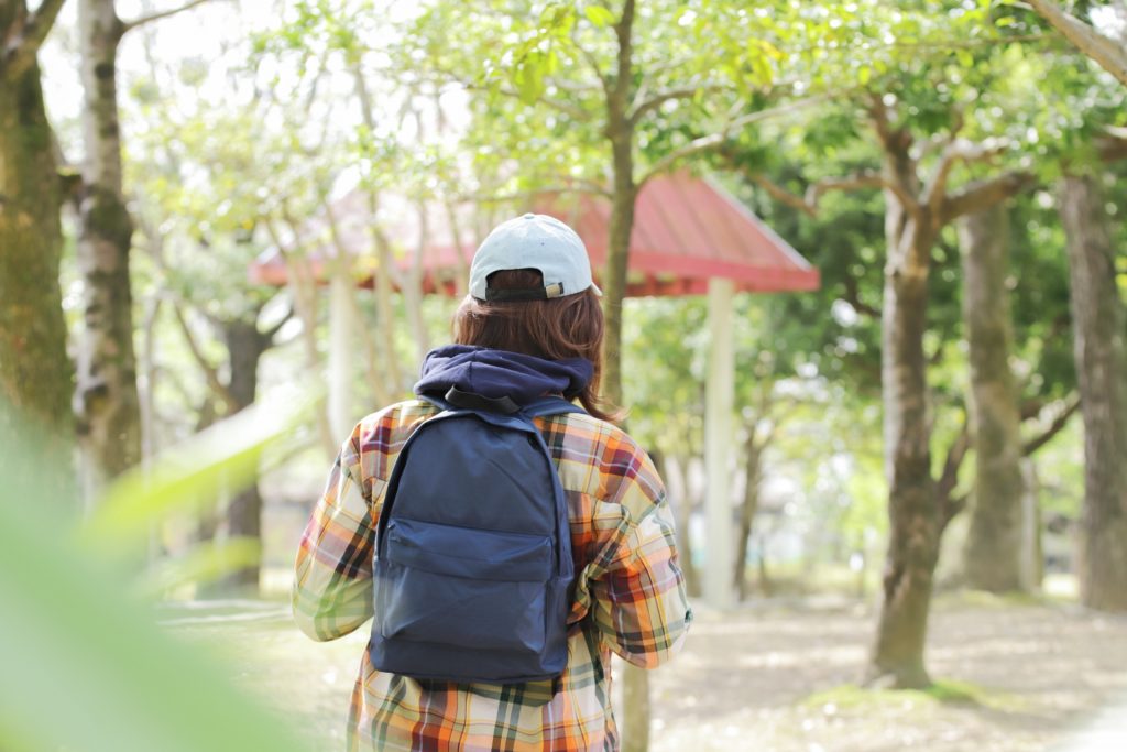 リュックサックを背負った登山客