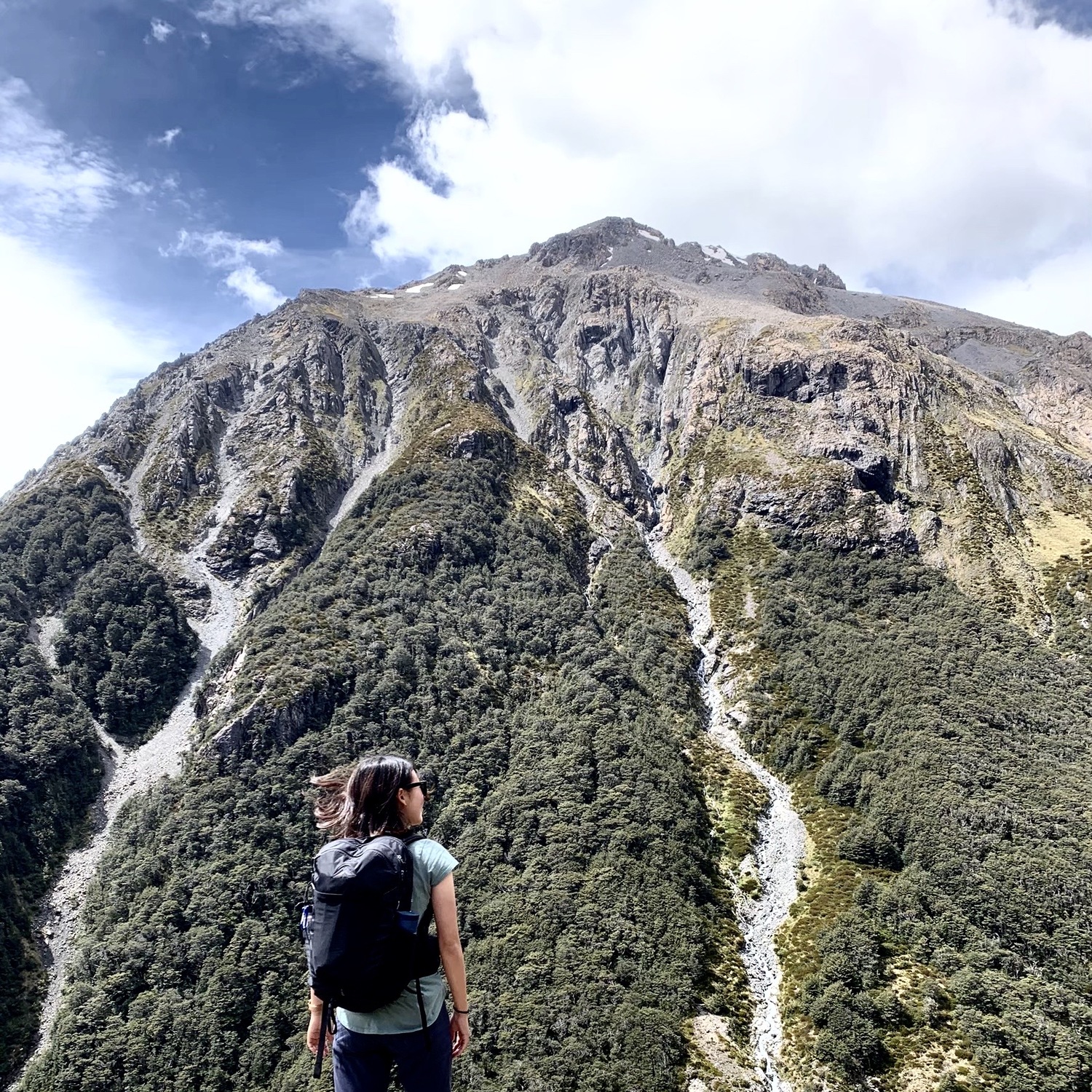 登山者と聳え立つ山。