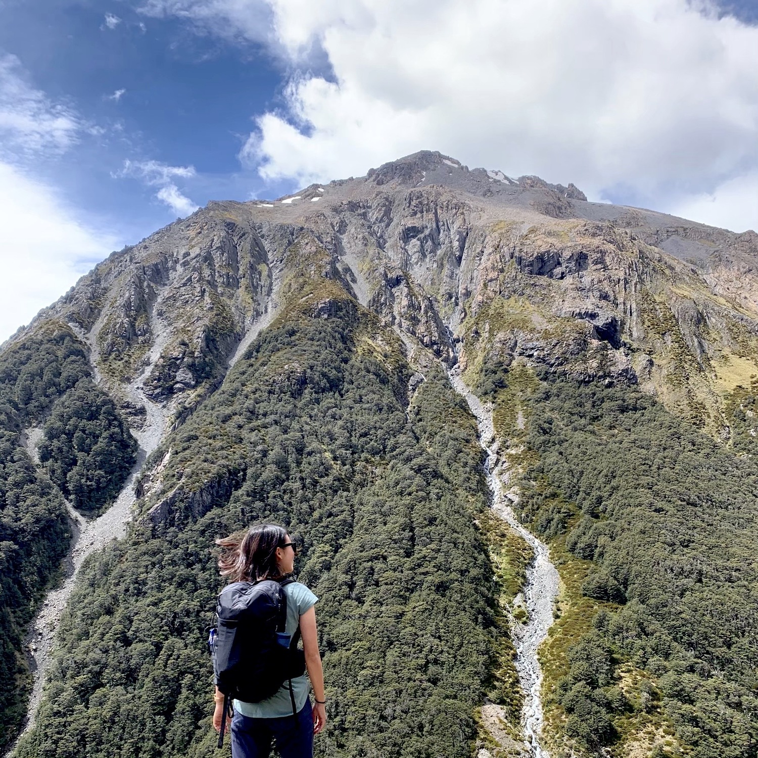 登山者と聳え立つ山。