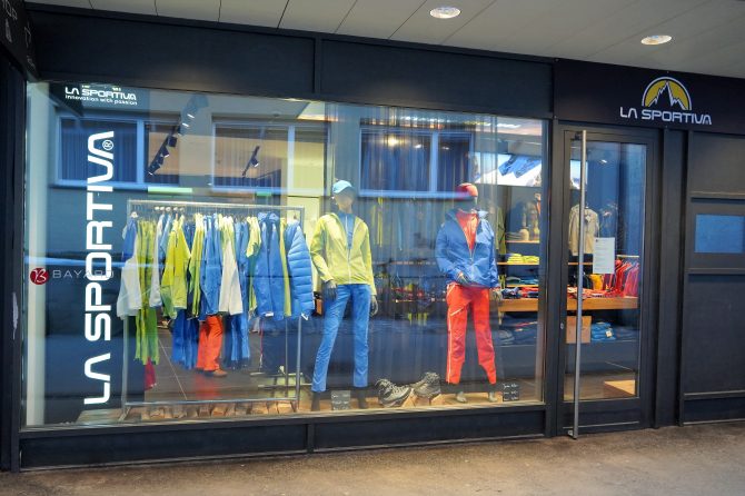 アルパインテック製品が並ぶショーウインドウ