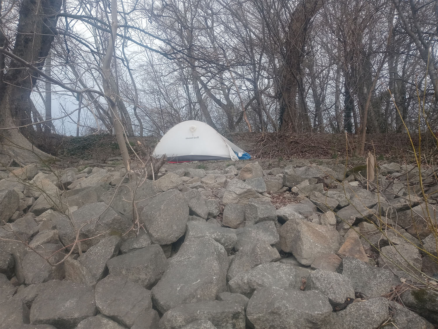 岩の間に平な場所を見つけてテントを設置