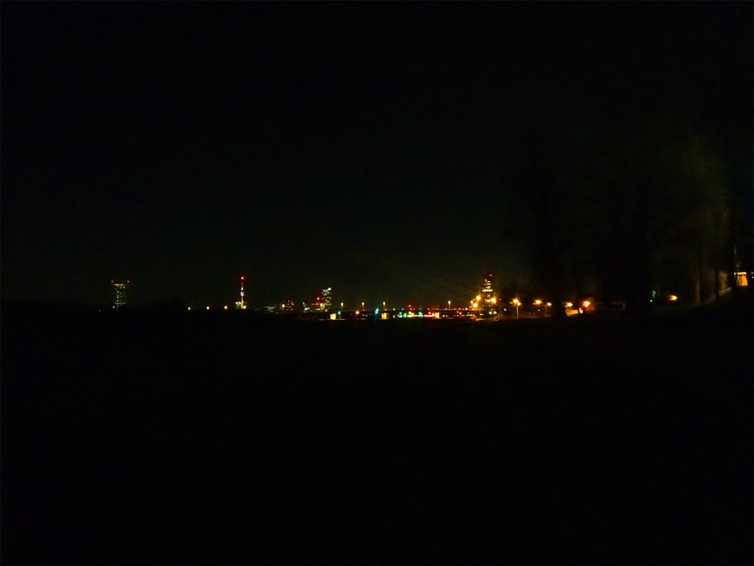 ウィーンの野宿スポット、背景の夜景の写真
