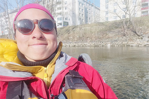 満面の笑みで運河を下る筆者