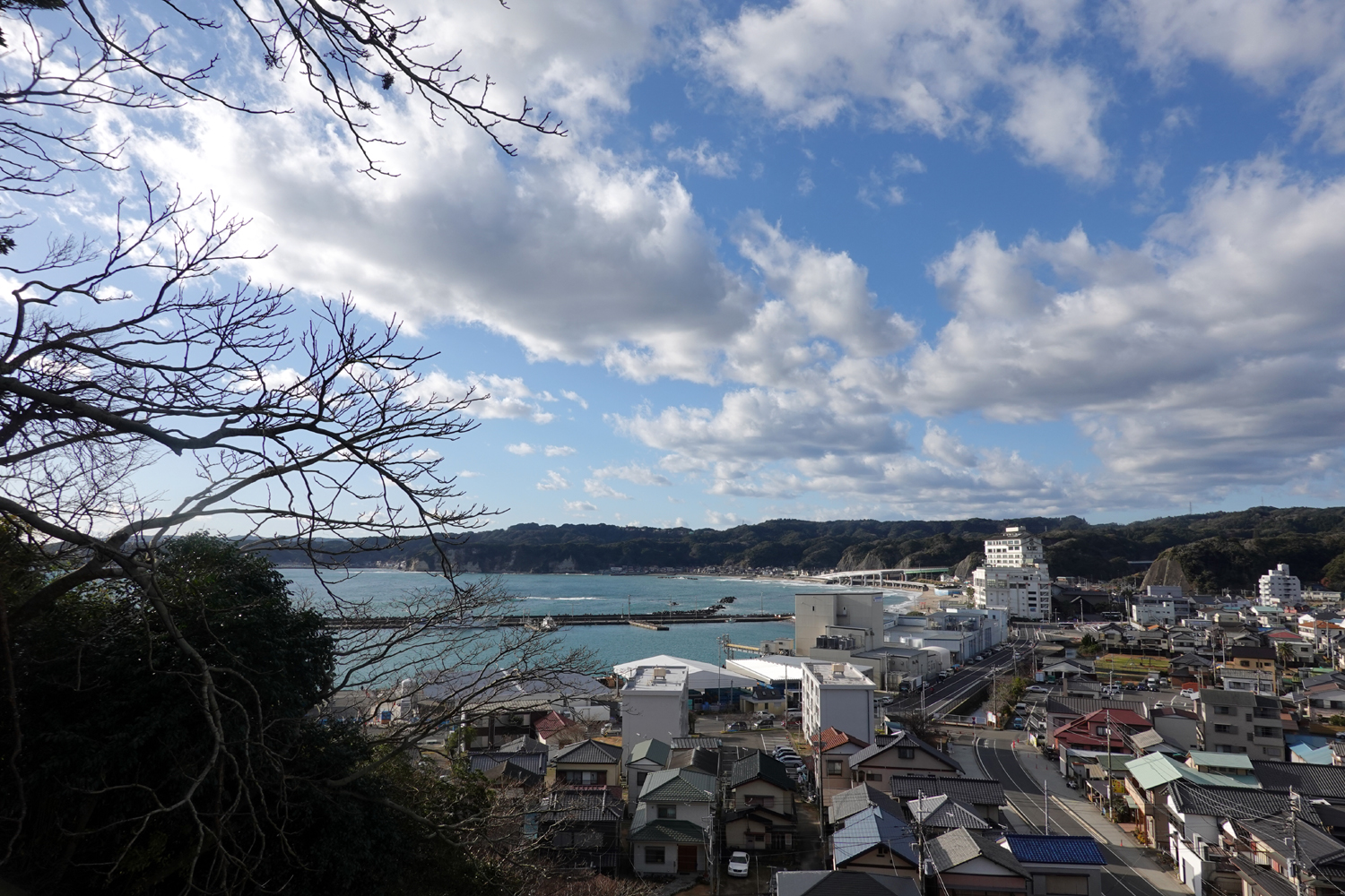 「遠見岬（とみさき）神社」から町を一望