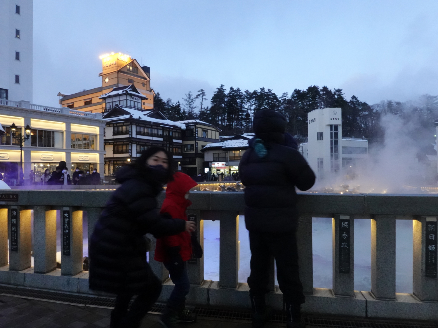 駐車場から階段を下りてスグの湯畑