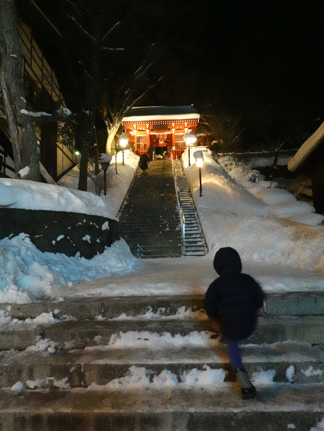 駐車場までスグの階段を進む