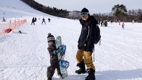 楽しく上達！3人の子を育てる元プロに聞いた「子どものスノーボードデビュー」のコツと最初に揃える道具