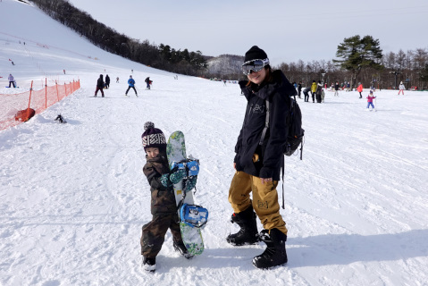 楽しく上達！3人の子を育てる元プロに聞いた「子どものスノーボードデビュー」のコツと最初に揃える道具