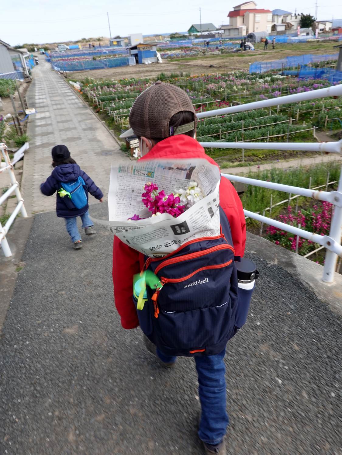 元来た道を歩いて戻る子ども