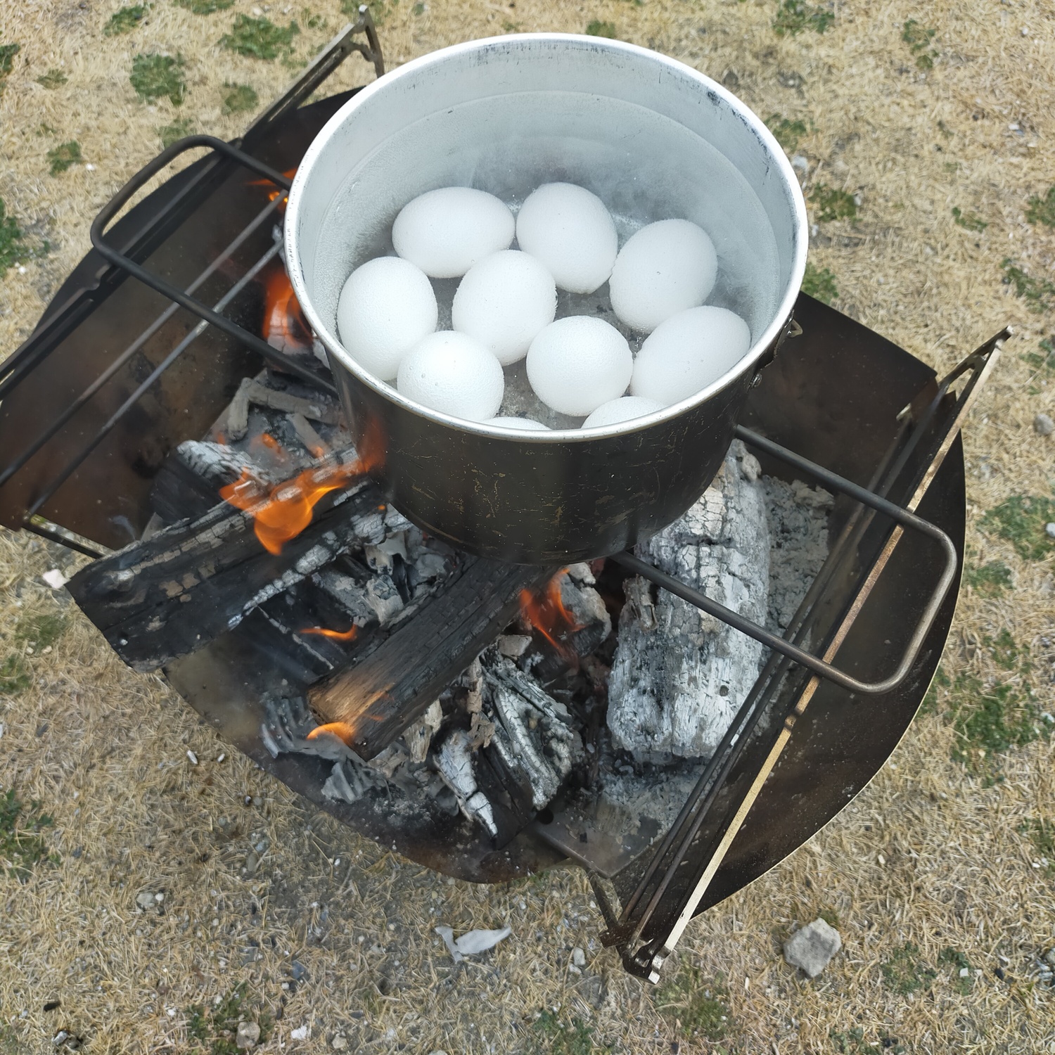 お湯に入った卵を火にかけている。