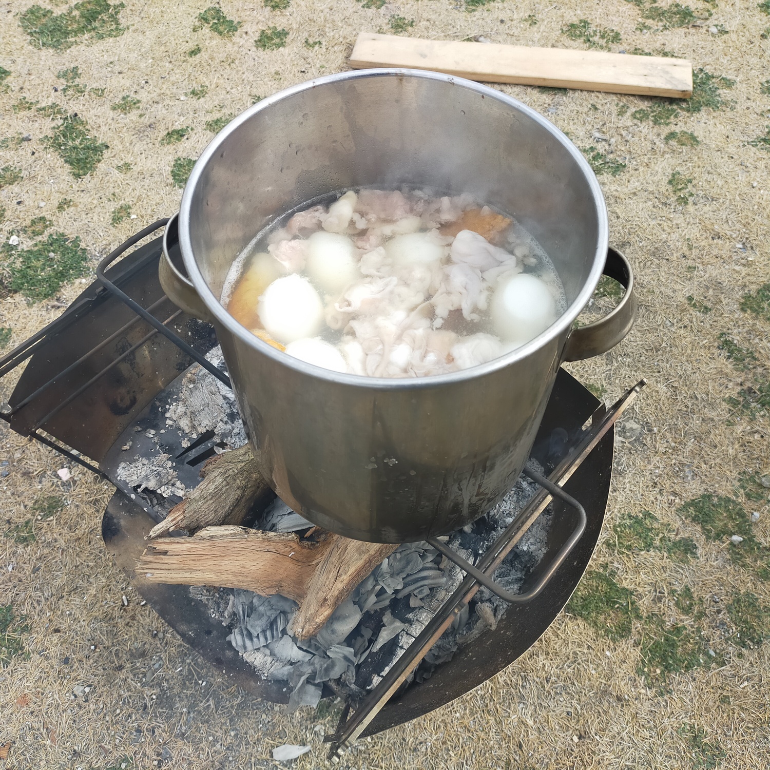 鍋に入れた具材を煮込んでいる。