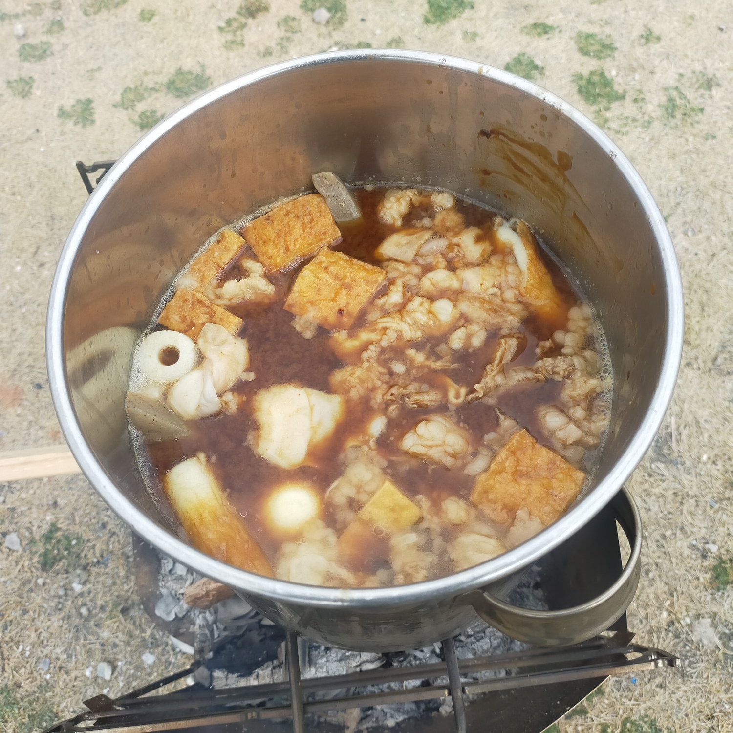 赤茶色のスープに入った具材が煮込まれている。