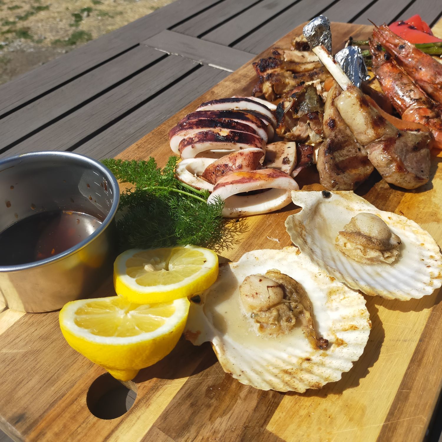 焼きあがった魚介類や肉類が並んでいる。