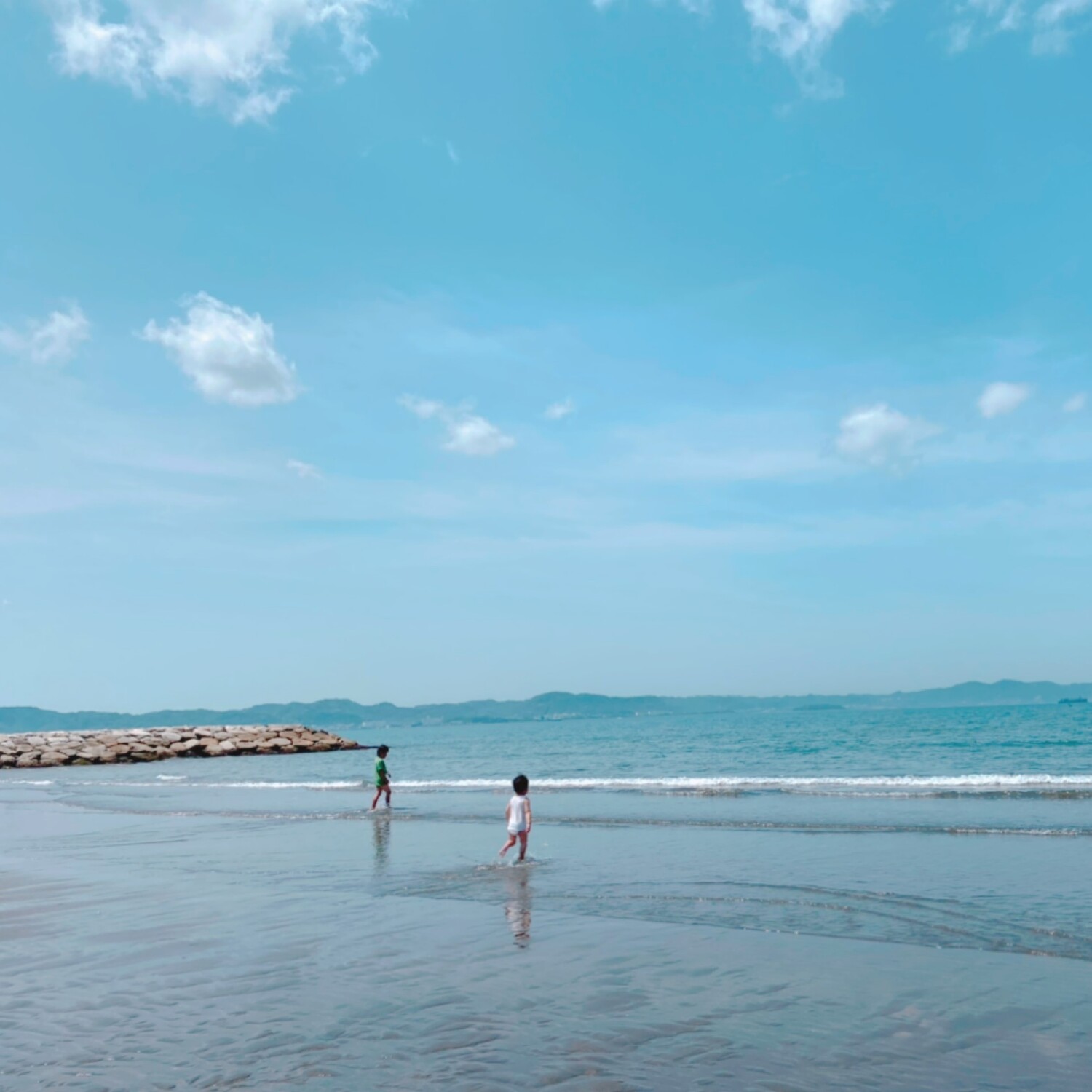 遠浅の海岸の様子。