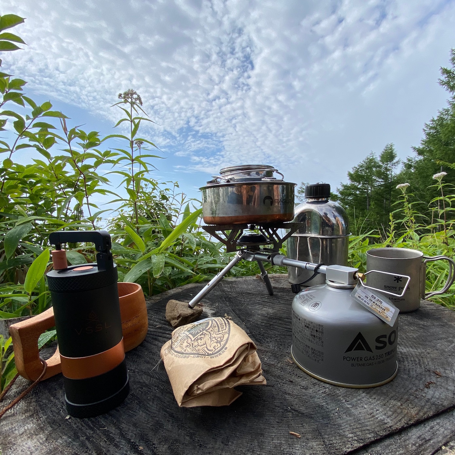 山頂でコーヒーを飲む様子